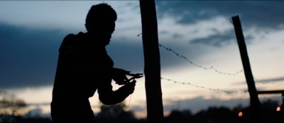 Walter Kipchumba Lagat arbeitet als Joseph an dem für die Filmgeschichte wichtigen Zaun (Foto: One Fine Day Films)