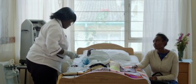 Susan Wanjiru als Anne mit einer befreundeten Kollegin am Krankenbett ihres Sohnes Kitur (Benjamin Nyagaka) (Foto: One Fine Day Films)